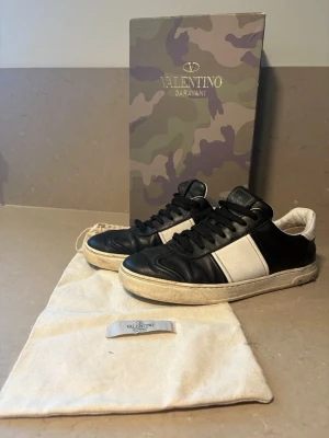 Valentino flycrews - Säljer dessa till tvär feta valentino flycrews som är i ett bra skick. Hör av er vid minsta förklaring och pris kan diskuteras! 