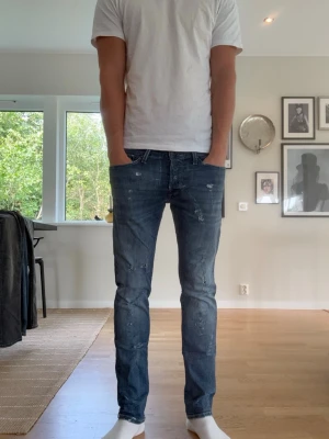 Jack & Jones jeans glenn blåa me slitningar - Jack & Jones jeans slimfit. Schyssta slitningar o en riktig go stretch. 