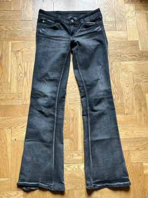 Cheap Monday Booty bei 29/32 - Snygga svarta bootcut jeans med ljusa kontrastsömmar och klassisk femficksmodell. Cheap Monday Booty bei i storlek 29/32.
