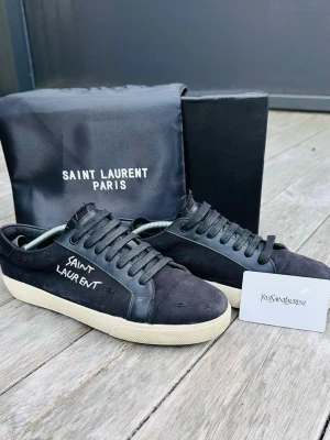 Saint Laurent skor  - Säljer mina Saint Laurent sneakers. Bra skick för att vara använda, endast vanligt slitage på sula och ovandel (se bilder). Box och dustbag ingår. Skicka gärna ett meddelande vid intresse eller bud. Mvh Melwin😊