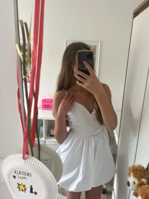 Vit bubbelklänning  - Säljer en mini bubbelklänning från Bershka. Klänning har inbyggda shorts. Använt en gång. Säljer den då den inte passar mig. Den är i storlek S.
