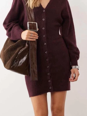 Ny Gina Tricot Vinröd Stickad Klänning, storlek XS - Helt ny med lappar enligt bilder.  Strl.XS  Färg: Dark Wine  Material: 52% Akryl, 25% Polyester, 14% Ull, 7% Alpackaull, 2% Elastan  Se gärna mina övriga annonser för bundlerabatter och samfrakt!