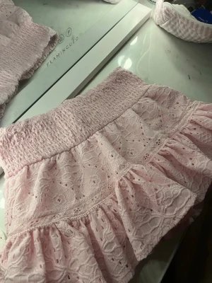 Ljusrosa kjol  - Säljer en ljusrosa kjol från Gina Young. Aldrig använd, köpt för 230kr, Storlek 146/152💞Pris kan diskuteras!!