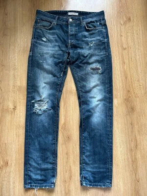Mörkblå Jack and Jones vintage jeans - Säljer ett par jeans i storlek 32x32 med straight fit.