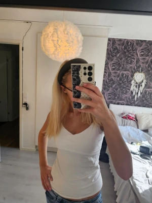 Bred Grön hårbåge - Snygg och enkel bred svart hårbåge i klassisk design. Perfekt för att hålla håret på plats och ge en stilren touch till din look. Passar både till utsläppt och uppsatt hår. Materialet känns mjukt och bekvämt mot huvudet.