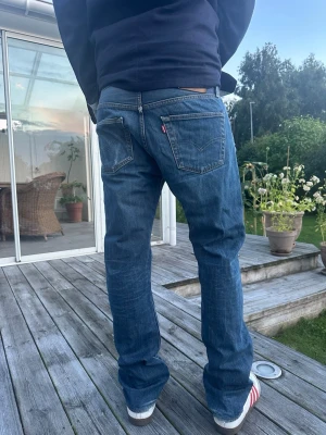 Mörk Blåa 501 Levis jeans med rak passform  - Säljer ett par trendiga Levis 501 med lite goa fades och rak passform i storlek 30W och 32L.