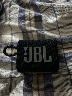 Jbl högtalare - Jag säljer denna jbl högtalare för att jag aldrig Andvänder den längre funkerar som om den vore ny.praktisk och liten kan tas med överallt.