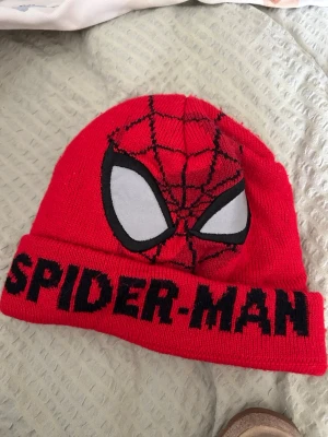 Röd Spiderman mössa från Marvel - Mysig mössa i fint skick