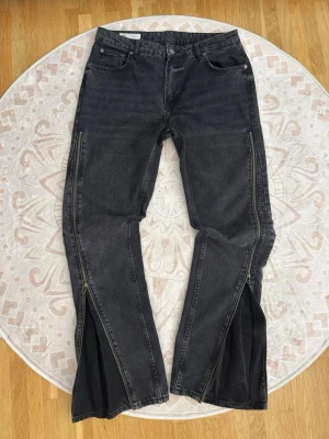 Zara flare jeans  - Storlek: 44 Färg: Svart Skick: Mycket bra  Snygga jeans från Zara med dragkedjor längs benen som gör att byxorna kan ändras från en vanlig modell till en utsvängd flare-modell. Stilren svart tvätt med praktiska detaljer och en unik passform.  Se bilder för skick och detaljer.