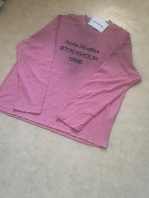 Acne Studis Long Sleeve - Acne Studis Long Sleeve, i färgen rosa. 