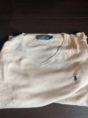 Ralph Lauren tröja  - En snygg Ralph lauren tröja, mjukt och fint material i 100% bomull. V ringat, Perfekt för höstens ankomst och outfits, bud fungerar!