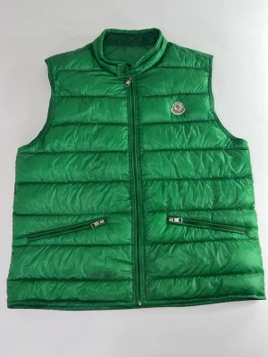 Moncler GUI väst - CONDITION — 8,5/10 Great condition.  Some signs of wear.  Size 5/XL   