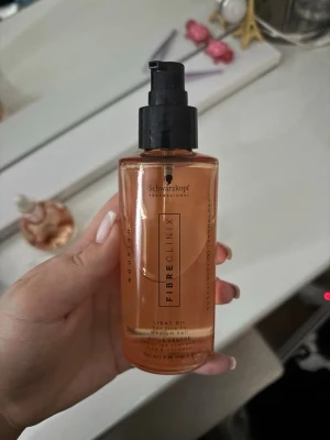 Schwarzkopf Fibre Clinix Light Oil - Schwarzkopf Fibre Clinix Light Oil är en närande hårolja . Perfekt för att ge glans och mjukhet utan att tynga ner håret. Se bild för hur mycket kvar 
