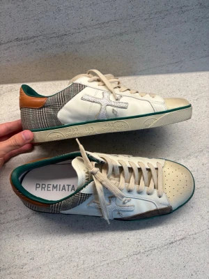 Helt nya oanvända premiata skor 45 - Brutalt snygga populära och eftertraktade helt nya Premiata skor i storlek 45. Väldigt sköna och perfekta nu till hösten för dig som vill ha sköna unika skor. Helt ny så superfint skick och tveka inte vid minsta fråga eller fundering!