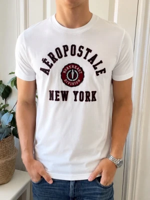 Vit t-shirt från Aeropostale - Vit t-shirt från Aeropostale - storlek M fast sitter som S - vid frågor hör av er! Först till kvarn!
