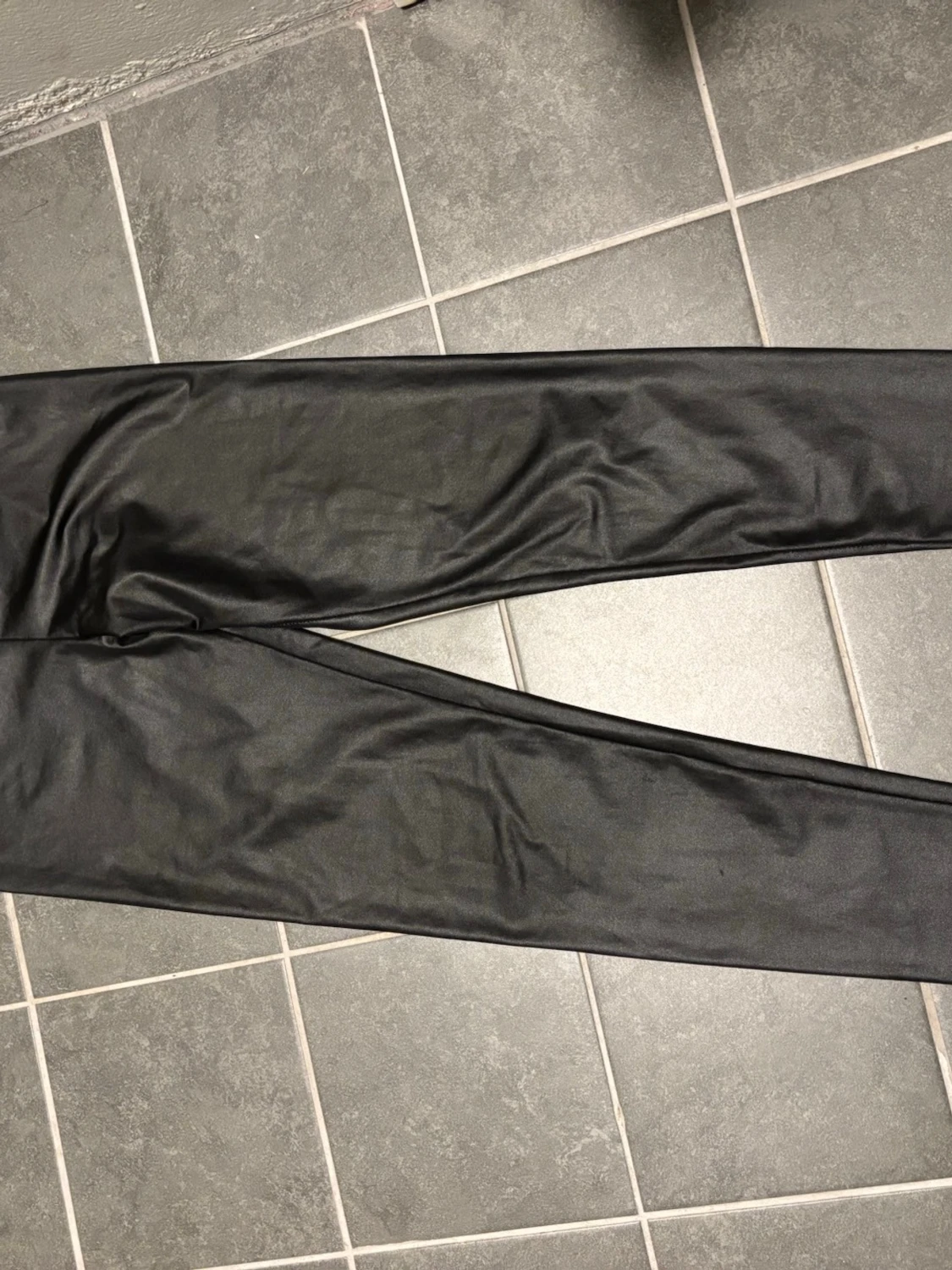 Svarta leggings i fuskskinn-look