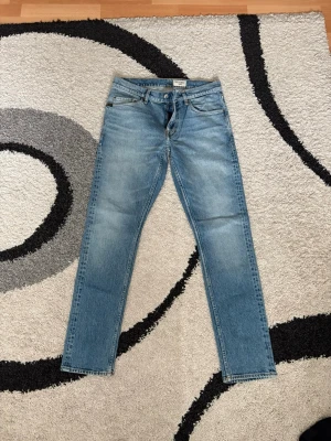 Tiger of Sweden jeans pistolero  - Säljer ett par ljusblå jeans med rak passform och klassisk femficksdesign. Jeansen har en snygg tvättad look och normal midja. Perfekta till en avslappnad stil och passar till det mesta i garderoben. Det är tiger of Sweden jeans i modellen pistolero i w30 L32. Helt oanvända. Kan gå ner i pris vid snabb affär.