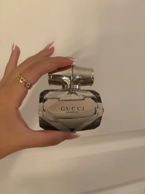 Gucci Bamboo parfym - Det är en Gucci Bamboo parfym med en elegant och en femenin doft med fräscha blommor och mjuk vanilj doft. Den är från Kicks och jag har använt den 5-8 ggr. 