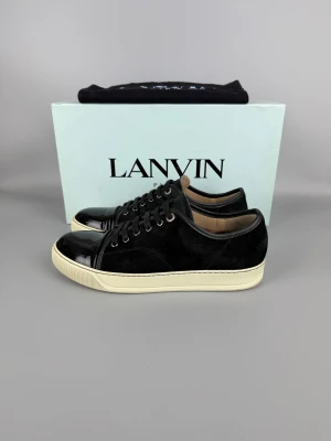 Lanvin Dbb1 Patent Cap Toe Sneaker Black | 41 - Svarta Lanvin sneakers i mycket gott skick. Originalask och dustbag ingår.