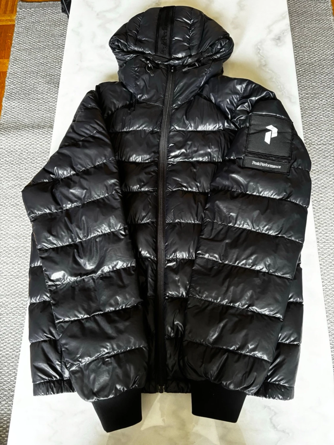 Svart pufferjacka Peak Performance