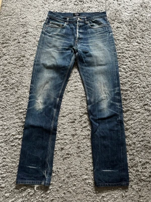 A.P.C Selvedge Jeans - Säljer ett par klassiska mörkblå jeans från A.P.C. med snygg slitning och raka ben. Selvedge jeans, kan skicka bild på Selvedge privat. Storlek 30/32 i midjan. Men passar också 31 i midjan. Säljs för 1000kr. Kontakta mig om du har frågor.