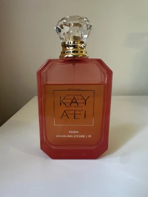 Kayali Eden Sparkling Lychee parfym - Kayali Eden Sparkling Lychee 39 EDP 100ml. Använd, ca 80% kvar. Söt, fruktig lychee-doft från Huda Beauty. Nypris 1539 kr 