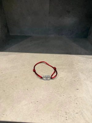 Valentino armband  - Sprillans nytt valentino armband! Snygg och hållbar investering! Vid minsta fundering kontakta mig✔️🌟