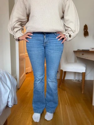 Blåa flare jeans - Säljer dessa jättefina jeans från Lee! Köpte de i 2024 och de har knappt använts sen dess, de är i mycket bra skick och har inga fläckar eller hål! Kan gå ner i pris vid snabb affär