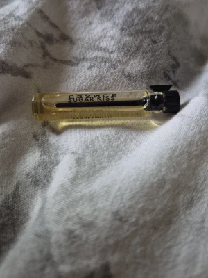 SUGAR KISS parfymprov - Litet parfymprov med doften SUGAR KISS i ett genomskinligt glasrör med svart skruvkork. Perfekt att ha med i väskan för att fräscha upp sig under dagen. Doften har en söt och ungdomlig karaktär. Endast doftat på.