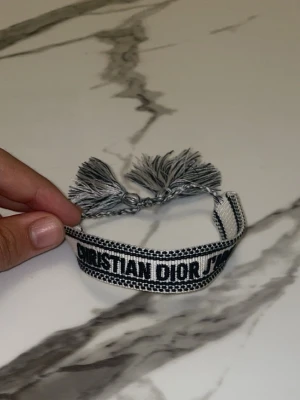 Vit svart CD armband - Helt nytt, kommer i en liten påse
