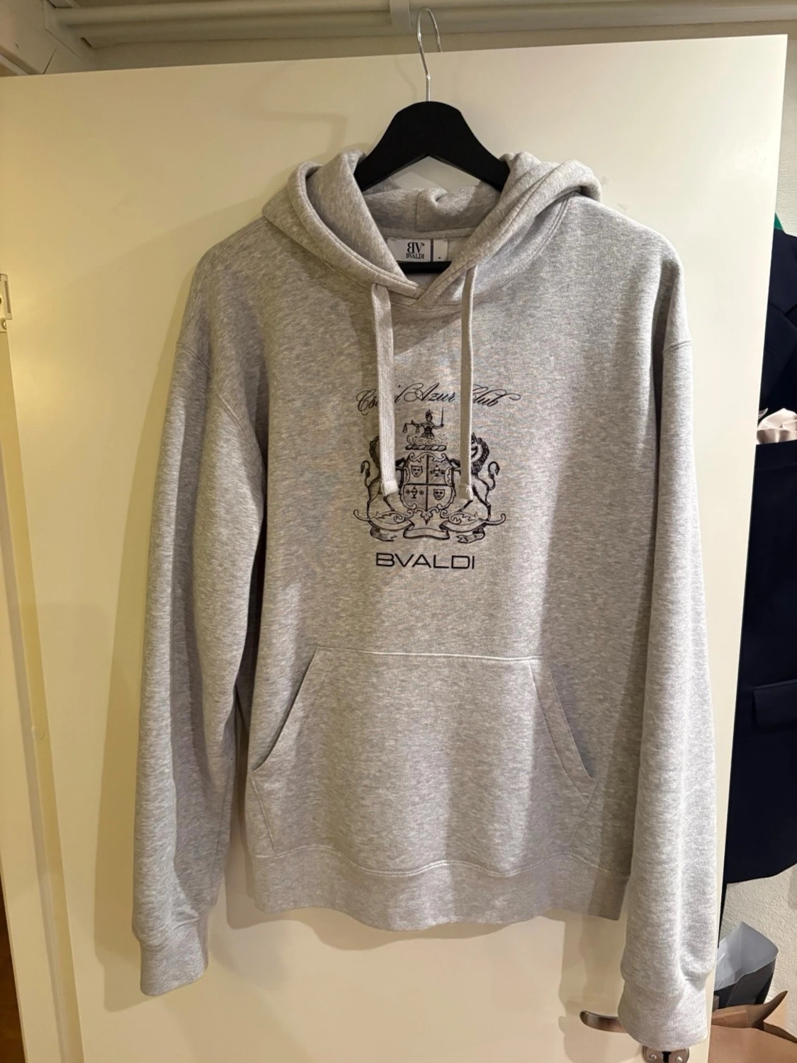 Grå hoodie från Bvaldi - 2