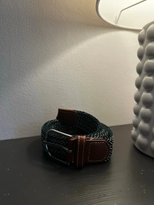 Grön vitt flätat bälte - Tja jag säljer ett helt nytt flätat bälte i storlek 105•3,5cm. I min profil finns det några andra bälten i olika färger och andra go saker. Vid köp så postar jag inom 24h.