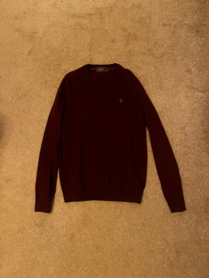 Merinoulls tröja - Säljer en vinröd stickad tröja från Morris i 100% merinoull. Storlek XS och är i mycket bra skick. Hör av dig vid minsta fundering!