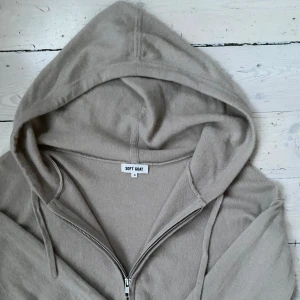 Soft Goat hoodie - Asnajs kashmir hoodie från Soft Goat i mycket fint skick 🙌 skriv vid fråga 👍 