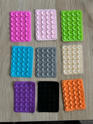 9st mobilhållare silikon Octopus mobilgrepp Färgglada pop it-leksaker i silikon - 9 st mobilhållare med sugproppar som fästs på baksidan av mobilen. Färdigt klister på baksidan. Nya. Färgerna på bildSäljer ett set med nio rektangulära pop it-leksaker i silikon. Färgerna är rosa, ljusrosa, grön, blå, grå, genomskinlig, lila, svart och orange. Perfekt för att stressa ner eller bara ha kul med vänner. Smidiga att ta med överallt.
