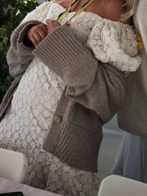 Vit offshoulder klänning - Super söt off shoulder klänning, perfekt till studenten❤️hör av er vid frågor om pris eller annat!