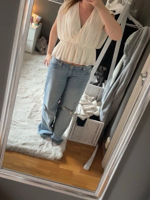 Beig fin topp - Säljer en lite finare beig topp med öppenrygg då den tycker inte kommer till andvändning så ofta. Den är endast använd 3 gånger och kommer från Gina tricot