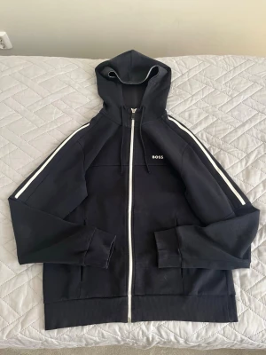 Svart zip hoodie från BOSS - Skriv till mig om du har några frågor. Snabb svar som alltid och pris kan alltid diskuteras 
