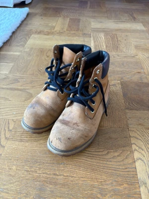 Äkta Timberlands storlek 37 - Säljer billigt pga slitna, men enkla att rengöra! Är öppen för prutande!💕