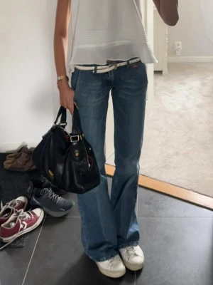 Miss sixty Lågmidjade jeans - Hej!! Säljer dessa väldigt Lågmidjade jeansen från miss sixty i modellen Thierry. De är raka med en lätt utsvängd modell och är väldigt långa till och med för mig som är 172!! De är i väldigt bra skick!! Säljer då de inte passa längre. Tveka inte att skriva vid frågor! Pris kan diskuteras🫶 storleken är w 26, midjemåttet är 39 cm rakt över