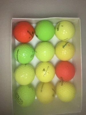 Färgglada golfbollar 12 st - Säljer en låda med 12 golfbollar i olika färger: gul, grön och orange. Perfekt för dig som vill ha extra synliga bollar på banan. Ett tips passa på att köp paket med flera olika annonser från vår sida så ni inte behöver betala frakt nästa gång👍🔥