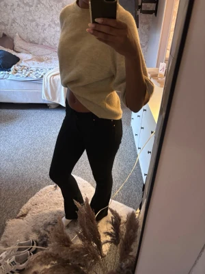 Svarta bootcut jeans - Säljer ett par svarta botcut jeans med klassisk femficksdesign. Jag är 1,77m lång💗