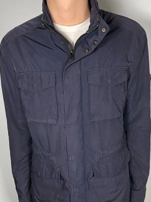 J.Lindeberg field jacket - 👕 Plagg: field jacket, Ny pris 3200kr                                                                 📏 Storlek: L, Passar även M                                                   🏷️ Märke/Modell: J.Lindeberg                                           ✨ Skick: Mycket bra skick                                                    💬 Vid frågor är det bara att skriva!                                                                                          🛍️ Gramenti