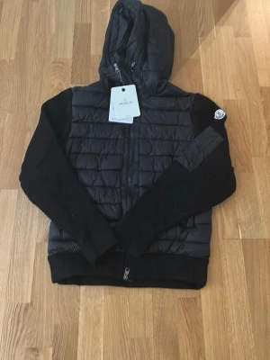 Moncler cardigan jacka - Jackan är helt ny och oanvänd. Prislapp finns kvar på jackan, om ni har några fundering eller frågor så svarar jag gärna och jag fraktar så snabbt som möjligt 