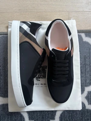  Burberry skor svart - .