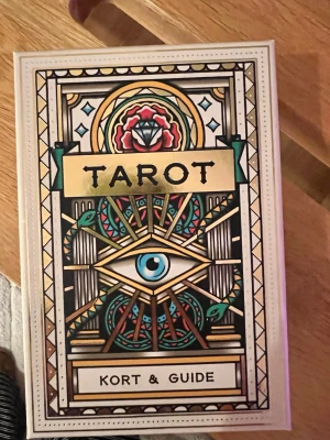 Tarot Kort & Guide - Tarotkort med tillhörande guidebok. .