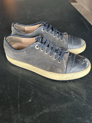 Lanvin skor  - Tja säljer nu mina slitna Lanvins som behöver lite kärlek. Toe capen har tappat färgen sulan smutsig två små hål i sulan vid hälen. Bara allmänt dåligt skick på dom så säljes till någon som är sugen på att få dom till liv igen..