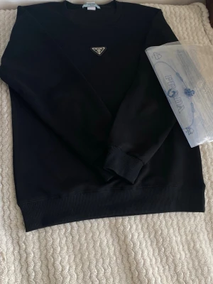 Svart praða sweatshirt  - Svart praða sweatshirt 
