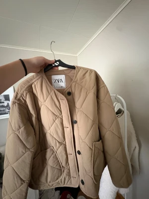 Beige quiltad cardiganjacka från Zara - Perfekt jacka till hösten🍂🍂