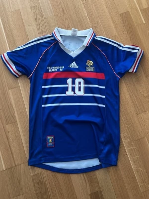 Zidane Frankrike vm 98 tröja - En Frankrike tröja i storlek S (S-M) från vm 1998, med namn Zidane 10 tryckt på ryggen 